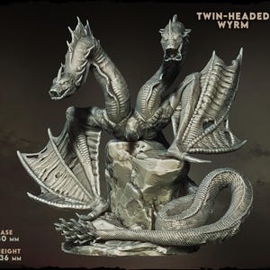 Puede incluir: Escultura detallada de un wyrm de dos cabezas, posado sobre una base rocosa. El wyrm tiene escamas intrincadas, alas y una cola serpentina. La base mide 80 mm y la altura es de 136 mm. Se muestra el texto "TWIN-HEADED WYRM".