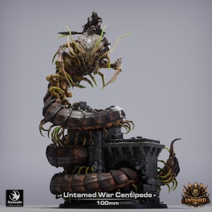 Puede incluir: Miniatura detallada de un "Untamed War Centipede" con un jinete, de 100 mm de altura (aproximadamente 10 cm). El modelo presenta un cuerpo segmentado marrón, intrincados detalles insectoides y una base de piedra gris oscuro. Acentos verdes resaltan las características.