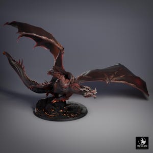 Peut inclure: Sculpture détaillée d'un dragon aux ailes déployées, avec une palette de couleurs brun-rouge. Le dragon est perché sur une base circulaire sombre avec des accents lumineux. Les ailes sont largement déployées et la tête du dragon est tournée sur le côté.