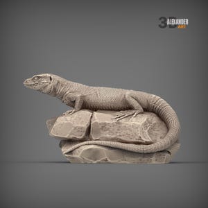 Könnte beinhalten: Eine hellbeige Echsenfigur mit detaillierten Schuppen, die auf einem strukturierten Steinsockel ruht. Die Echse ist horizontal positioniert, wobei sich ihr langer Schwanz um den Stein windet. Der Text 3D ALEXANDER ART ist oben rechts sichtbar.