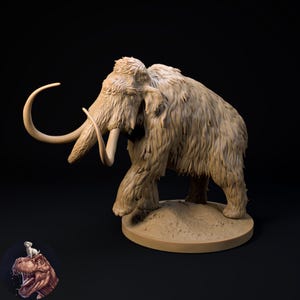 Könnte beinhalten: Beigefarbene Skulptur eines Wollmammuts mit großen, gebogenen Stoßzähnen. Das Mammut steht auf einer kreisförmigen Basis, mit einer kleinen Illustration eines Dinosauriers und eines Hundes unten links. Der Hintergrund ist schwarz.