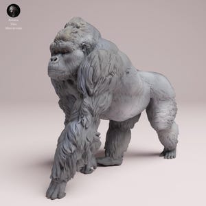 Puede incluir: Figura detallada de gorila gris en posición de caminar. La escultura tiene una apariencia texturizada, similar a la piel, y está sobre un fondo suave y neutro. Una miniatura de Animal Den Miniatures.