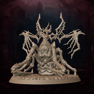 Pode incluir: Uma figura de fantasia detalhada, bege, de uma criatura com a parte superior do corpo humanoide e a parte inferior do corpo semelhante a uma aranha. A figura tem grandes asas ornamentadas e um adorno de cabeça em forma de coroa. A base é redonda e o fundo é uma cena gótica escura.