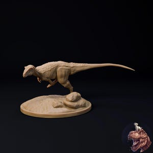 Puede incluir: Una figura de dinosaurio de color beige en pose de carrera, con piel texturizada y una cola larga. La criatura está montada sobre una base circular que incluye dos pequeñas formaciones rocosas. La figura es de un tono monocromático.