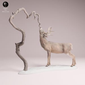 Könnte beinhalten: Eine detaillierte Skulptur eines Hirsches, der nach einem gebogenen, blattlosen Ast greift. Der Hirsch ist hellbraun mit großem Geweih. Der Ast ist hellgrau. Die Skulptur steht auf einem weißen Sockel, mit dem Text "ANIMAL DES MINIATURES".