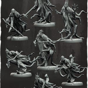 Peut inclure: Une collection de sept figurines miniatures en plastique gris intitulées Haunting Ghosts, représentant chacune une entité spectrale encapuchonnée dans une pose dynamique. Les figurines sont numérotées de 1 à 6 et 8, avec diverses armes comme des épées, des faux et des bâtons, toutes montées sur des socles circulaires.