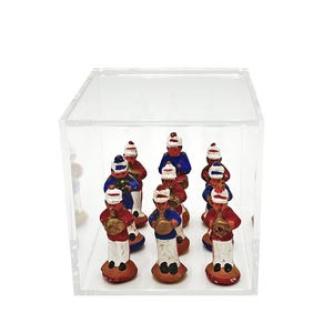 Puede incluir: Una vitrina de acrílico transparente con tapa, que contiene una colección de pequeñas figuritas pintadas a mano. Las figuritas están vestidas con uniformes rojo, blanco y azul y parecen estar tocando instrumentos musicales.