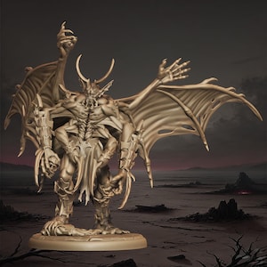 Puede incluir: Una miniatura detallada de un demonio impresa en 3D, de color beige, con cuatro brazos, dos alas y una calavera en la mano. El demonio está de pie sobre una base redonda.