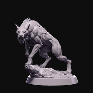 Puede incluir: Escultura gris de un hombre lobo musculoso en una pose dinámica, gruñendo con los dientes descubiertos. La criatura está representada con anatomía detallada, de pie sobre una base rocosa y sobre un fondo oscuro.