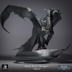 Könnte beinhalten: Detaillierte, silberfarbene Elder Silver Dragon-Figur mit ausgebreiteten Flügeln. Der Drache posiert auf einem dekorativen Sockel, mit dem Text "- Elder Silver Dragon - 100mm" sichtbar. Die Figur hat aufwendige Schuppen und eine bedrohliche Haltung.