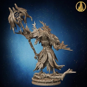 Può includere: Una miniatura dettagliata dipinta a mano di una creatura simile a un corvo con uno staff e piume. La figura è in piedi su una base con un ramo d'albero. La miniatura è dipinta in tonalità di marrone e beige.