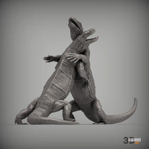 Puede incluir: Una escultura gris monocromática que representa a dos dragones de Komodo de pie sobre sus patas traseras, bloqueados en una postura de lucha vertical con las bocas abiertas y piel escamosa texturizada. El texto 3D ALEXANDER ART es visible.