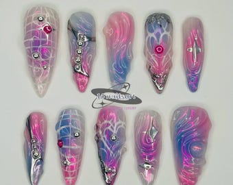 Galactic Pulse Nails Long Almond – Y2K Chrome Press On Nails, roze holografische cybercore-statementset