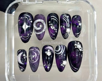 Galaxy Press-On-Nägel – Handgefertigtes Nageldesign mit kosmischem Mond- und Sternenmotiv in Lila und Schwarz – Luxuriöse, mittelgroße, mandelförmige Kunstnägel