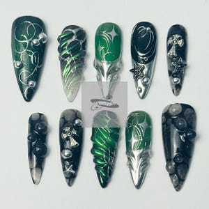 Grün Chrom Galaxy Drücken Sie auf die Nägel - Metallic 3D Stars & Cross Design | Handgemachte Gothic Cosmic Nagelkunst | Langes Stiletto Nagelset
