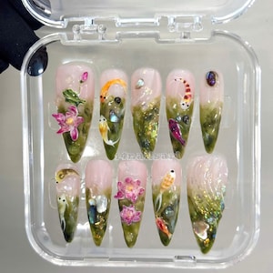 3D Koi i Lotus pond Long Almond Press On Nails, ręcznie malowane sztuczne paznokcie, bal maturalny, wydarzenie, paznokcie urodzinowe, gotyckie, gotyckie, Y2K