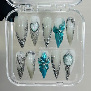 Silber Eis Press-On-Nägel - Handgefertigte Metallic Blaue Herz-Chrom-Gothic Nailart - Lange Stiletto Fantasy Fake Nägel