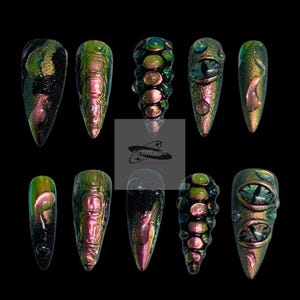 Peut inclure: Collection de dix cr&eacute;ations de nail art sculpt&eacute;es et iridescentes. Les ongles pr&eacute;sentent une vari&eacute;t&eacute; de textures et de formes, notamment des &eacute;cailles de reptile, des formations en forme de bulles et des motifs en forme d'&oelig;il. Les couleurs incluent le vert, le rose et le violet.