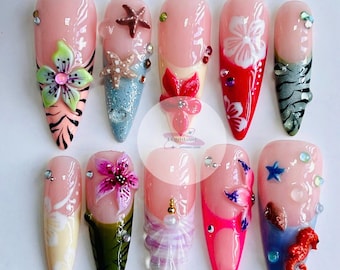 Uñas postizas Tropical Ocean: almendradas largas, pintadas a mano.