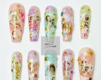 Uñas postizas Angelcore / Diseño de uñas con querubines en tonos pastel, estrellas y lunas