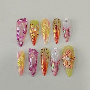 Presse aiguille longue sur les ongles - Art d&#39;ongles 3D fleurs et papillons d&#39;été tropical - Ensemble de faux ongles colorés festival faits main