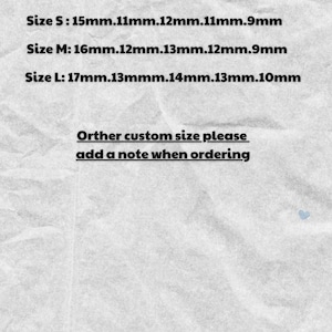 Puede incluir: Una hoja de papel blanca con texto negro que enumera los tamaños de las uñas en milímetros. El texto dice: "Nail size"  "Size XS: 14mm.10mm.11mm.10mm.8mm"  "Size S: 15mm.11mm.12mm.11mm.9mm"  "Size M: 16mm.12mm.13mm.12mm.9mm"  "Size L: 17mm.13mm.14mm.13mm.10mm"  "Orther custom size please add a note when ordering"