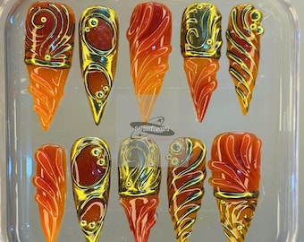 Uñas postizas largas de aguja color ámbar llama / Uñas con remolino dorado fundido / Uñas de gelatina de fuego con detalles cromados dorados / Lujosas y hechas a mano