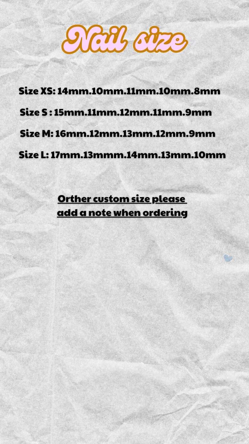 K&ouml;nnte beinhalten: Ein wei&szlig;es Blatt Papier mit schwarzem Text, der die Gr&ouml;&szlig;en von N&auml;geln in Millimetern auflistet. Der Text lautet: "Nail size" gefolgt von "Size XS: 14mm.10mm.11mm.10mm.8mm", "Size S: 15mm.11mm.12mm.11mm.9mm", "Size M: 16mm.12mm.13mm.12mm.9mm", "Size L: 17mm.13mm.14mm.13mm.10mm", "Orther custom size please add a note when ordering".