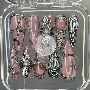 3D Chrom Gothic Y2K Press On Nails mit Perlenbogen-Design, Metallic Pink Lange Mandel Handgemachtes Nail Art Set