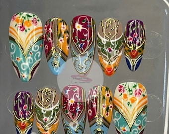 Uñas postizas con estampado floral bohemio – Diseño de uñas almendradas doradas vintage
