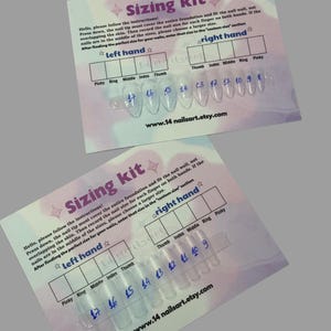 Op de afbeelding: Twee nagelmaten kits met heldere, ovaalvormige nageltips gerangschikt op kaarten. Elke kaart heeft secties gelabeld voor elke vinger, met maten geschreven in blauwe inkt. De tekst "Sizing kit" staat bovenaan, en de website www.14nailsart.etsy.com staat onderaan.