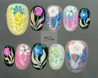 Uñas postizas con estampado floral retro – Diseño de uñas primaveral pintado a mano