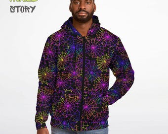 Puede incluir: Una sudadera con capucha negra con cremallera y un estampado de telaraña de colores. La sudadera tiene capucha y cierre de cremallera. Las telarañas son de color rosa, morado, amarillo y naranja.