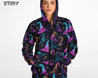 Puede incluir: Una sudadera con capucha negra con cremallera, con un patrón de sombrero de bruja de color rosa neón, azul y morado. El texto "Two Side Story" está impreso en la esquina superior izquierda de la imagen.