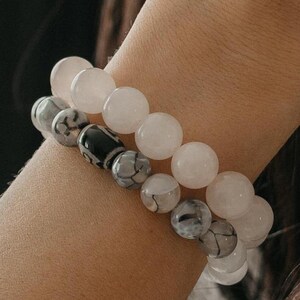Pulsera de cuentas dzi personalizada con intención, pulsera de piedra natal, joyería de brujas personalizada, pulsera de carta natal con cuarzo, piedra lunar