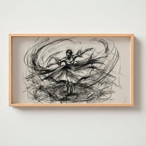 Puede incluir: Un boceto a carboncillo enmarcado de una bailarina en movimiento. La obra representa a una bailarina con un vestido fluido, con los brazos extendidos, rodeada de líneas arremolinadas. El marco es de madera clara, lo que añade un toque natural a la obra.
