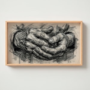 Puede incluir: Un dibujo a carboncillo enmarcado de dos manos entrelazadas. La obra de arte está en escala de grises, con sombreado detallado y textura visible. El marco es de color madera clara, añadiendo un toque natural a la pieza.