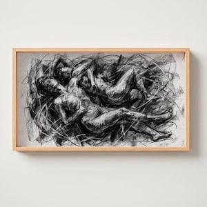 Puede incluir: Dibujo a carboncillo enmarcado en madera que representa tres figuras entrelazadas. La obra de arte en blanco y negro utiliza sombras y líneas para crear profundidad y movimiento. El marco es de madera natural.