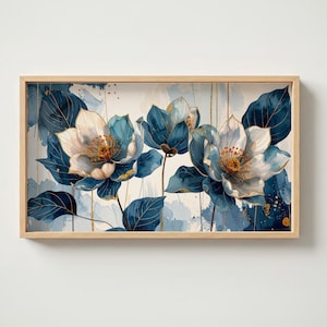 Puede incluir: Pintura de acuarela de flores azules y blancas con detalles dorados, enmarcada en madera clara. La obra floral presenta pétalos y hojas detallados sobre un fondo de aguadas azules.