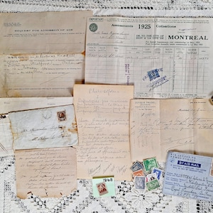 Könnte beinhalten: Eine Sammlung alter Papierdokumente, darunter ein Steuerbescheid aus Montreal von 1925, ein Altersnachweis, handschriftliche Briefe auf Französisch, ein Luftpostbrief für die Streitkräfte, ein kleines grünes Etikett mit 1868 und eine messingfarbene Handklammer.