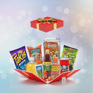 Puede incluir: Una caja de regalo roja llena de varios bocadillos y bebidas, incluyendo chips Takis, chips Hawaiian Luau BBQ, dulces Snack Attack, Sour Pickle Balls, una lata de cerveza Duff y botellas de Chamoy y Miguelito.