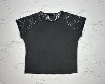 Camiseta vintage Diesel con encaje desgastado y diseño vanguardista para mujer, de malla gris y floral, talla XS