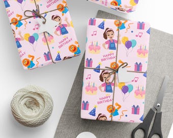 Puede incluir: Papel de regalo rosa con un patrón repetido de una niña con cabello castaño, un pastel con velas, globos, notas musicales y un monstruo rojo peludo con un sombrero de cumpleaños. El texto "Happy Birthday" se repite en todo el patrón.