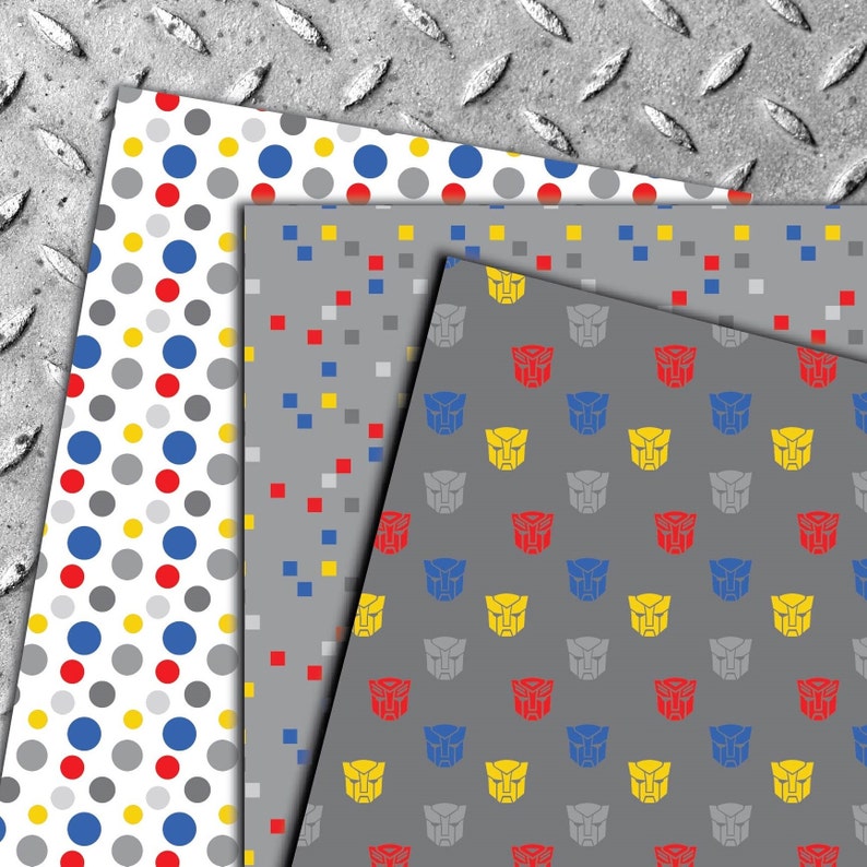 Pu&ograve; includere: Tre fogli di carta fantasia. Il primo foglio presenta uno sfondo bianco con pois rossi, blu, gialli e grigi. Il secondo foglio ha uno sfondo grigio con piccoli quadrati rossi, blu, gialli e grigi. Il terzo foglio ha uno sfondo grigio con un motivo ripetuto di icone di teste di robot rosse, blu, gialle e grigie.