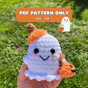 Peut inclure: Patron de crochet pour un fantôme blanc tenant une petite citrouille orange. Le fantôme porte un chapeau brun et a un visage amical. Le patron est disponible en anglais et en français.
