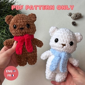 Puede incluir: Dos osos de peluche de ganchillo, uno marrón con una bufanda roja y el otro blanco con una bufanda azul. Los osos tienen ojos negros y están hechos de un hilo suave y texturizado. El texto "PDF PATTERN ONLY" está en la parte superior.