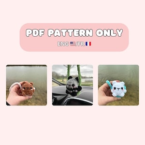 Op de afbeelding: Drie gehaakte pluche speelgoedjes: een bruine beer, een zwart-witte panda en een witte lama. De speelgoedjes hangen aan de achteruitkijkspiegels in auto's. De afbeelding bevat de tekst "PDF PATTERN ONLY ENG/FR".