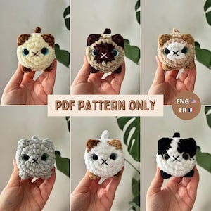 Puede incluir: Seis peluches de gato de ganchillo en varios colores, incluyendo crema, marrón, gris y negro. Cada uno tiene un cuerpo cuadrado, rasgos faciales bordados y una pequeña cola. Se muestra el texto "PDF PATTERN ONLY".