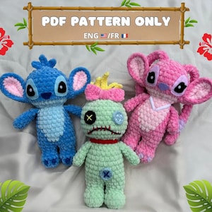 Peut inclure: Trois peluches crochetées : un extraterrestre bleu avec de grandes oreilles, une poupée verte avec un visage cousu et un extraterrestre rose avec de grandes oreilles. Le texte "PDF PATTERN ONLY" est affiché au-dessus des jouets.