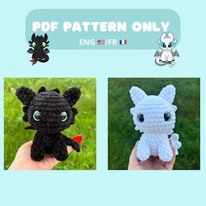 May include: Two crocheted plush toys, one black and one white, resembling Toothless and Light Fury from the movie How to Train Your Dragon. The toys are both holding their wings out to the side.  PDF PATTERN ONLY ENG/FR